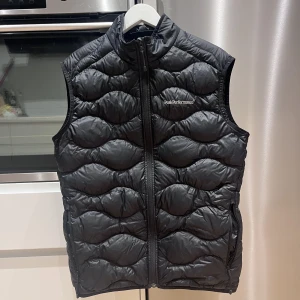 Peak performance väst - Snygg Peak performance väst. Perfekt till våren. Säljer då den inte kommer till användning. Den är knappt använd så den är i väldigt bra skick. Pris kan diskuteras