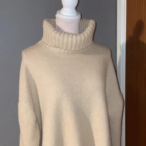 Polo stickad  - Hög krage Kort Slit på kanterna Köpt nyligen! Orginal pris 400kr   