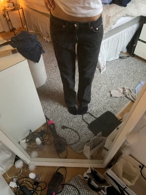 low waist jeans - säljer dessa fina low waist straight jeansen från weekday då dem ej kommer till användning. Dem sitter perfekt på och är superbekväma!💕 Dem är i nyskick, nypris är 500!!