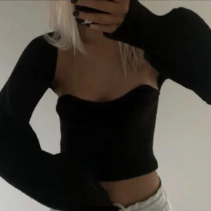 Svart set - Säljer ett svart set med topp och kofta/bolero💞superfint med stickat material