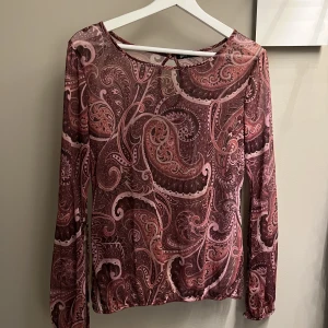 Festtröja  - En jättefin festtröja som är min mammas gamla! Aldrig använd av mig och finns inga defekter på plagget. Använder ’köp nu’ 😇🎀🫶