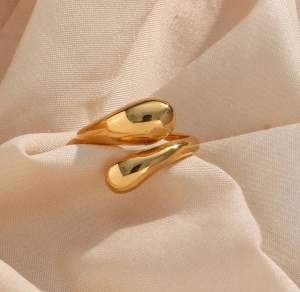 Superfin trendig ring som är i vattentålig, rostfri stål och 18karat guldplätering❤️❤️