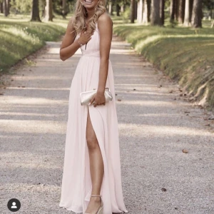 Balklänning - Superfin balklänning! Endast använd en gång. Jag är en S och den sitter suveränt på mig. Går att knyta lite som man vill och passar därför det flesta olika byststorlekarna!🥰