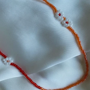 Pärlhalsband med blommor  - Fint pärlhalsband med blommor 🌺 frakt 13kr om du betalar med Swish! 😊