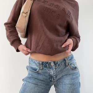 Brun Tjocktröja 🍋🐡💗 - Skitsnygg tjocktröja i storlek L men passar mig som är S ✨⚡️💗 (text- fearless soul) 