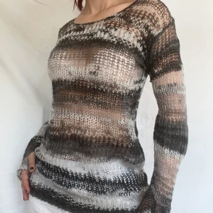 Tunn stickad tröja  - Söt fairycore / y2k stickad tröja. Passar till allt och helt perfekt över en bikini nu till sommaren eller ett linne till kallare väder. Har några defekter men hålen kan användas som tummhål. Frakt tillkommer på 57kr. Visas på mig som oftast bär S! 