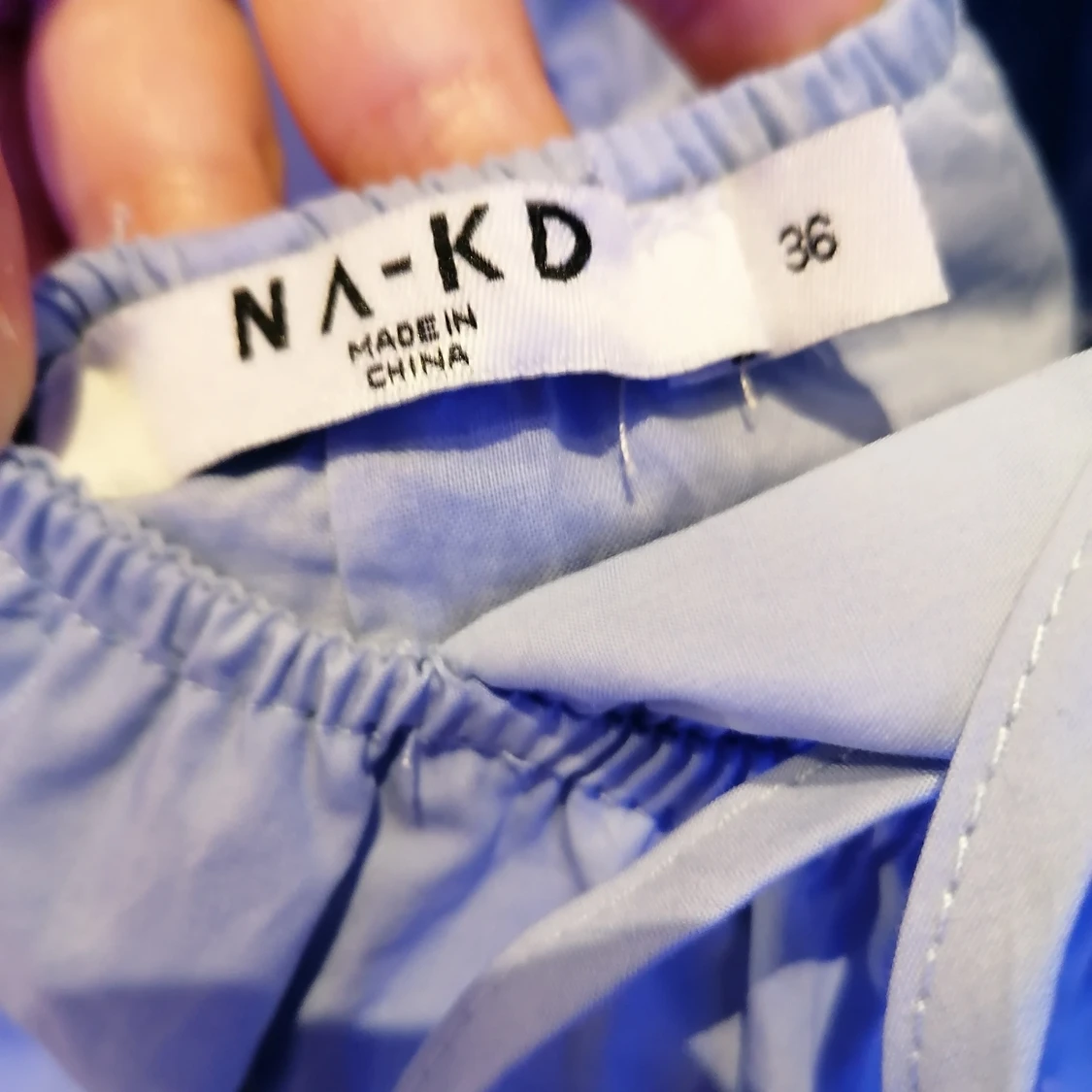 Blå klänning med öppen rygg  - 91