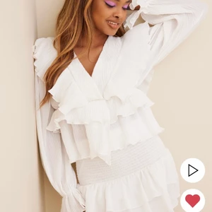 Blus Nelly - Säljer denna slutsålda blusen som är väldigt populär med fina volanger! Helt ny med lappen kvar, endast testad en gång💘 kanske skickar tillbaka och då försvinner annonsen💞 nypris 549kr❤️‍🔥 köparen står för frakt, pris kan diskuteras🥰