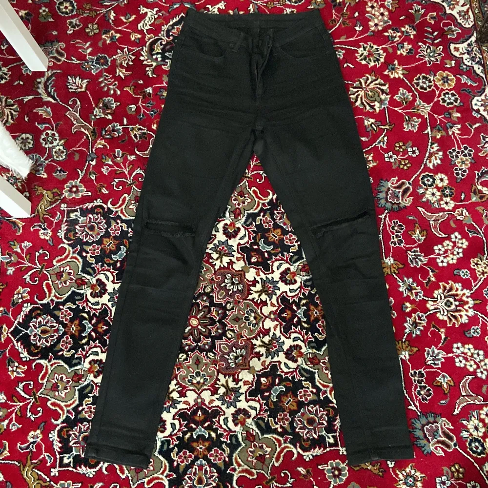 Svarta jeans med hål i knäna. I anvönt skick men fortfarande så fina😍 lite korta på mig som är 168 cm. Från märket 2nd ONE i style lily 004 storlek 25. . Jeans & Byxor.