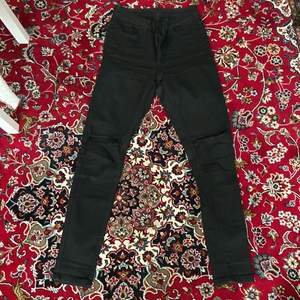 Svarta jeans med hål i knäna. I anvönt skick men fortfarande så fina😍 lite korta på mig som är 168 cm. Från märket 2nd ONE i style lily 004 storlek 25. 