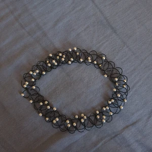 Choker  - En svart choker med silvriga pärlor. Sparsamt använd och i toppen skick! Denna kan tillsammans köpa med den vita chokern som också ligger ute' För 20 kr tillsammans 