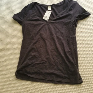 Basic tisha H&M - Basic tshirt från H&M. Oanvänd med lappar kvar. Gråsvart. 