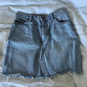 Jeanskjol Monki - En jättefin jeanskjol som jag önska fortfarande passar mig, jätte skön och fin på sommaren med slitna detaljer🤩 Köpt på monki, storlek 36. Jag säljer pga att den är för liten för mig💖 Köparen står för frakten och priset går att diskutera!