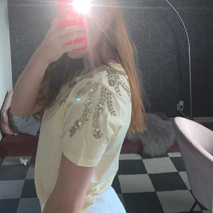 Tshirt Sandro - Från: Sandro Paris originalt Försäljningspris: 1250kr 100% Bomull Använts 2x  Obs! inga returer