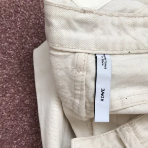 Weekday Rowe jeans - Älskar dessa byxorna så mycket men behöver tyvärr sälja då de blivit för små och jag är för lång för dem. Har en liten defekt vid dragkedjan, däremot inget som påverkar hur Jensen stängs eller någonting som syns. 