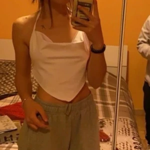 Vit Silke topp - Vit silkestopp med satin/silke material, är inte genomskinlig, perfekt till sommaren. Storlek XS/34 men skulle säga att den passar S/36 också. Står inte för frakt ❤️