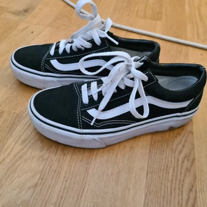 Vans  - Helt i ok skick, går att tvätta dom mer. 