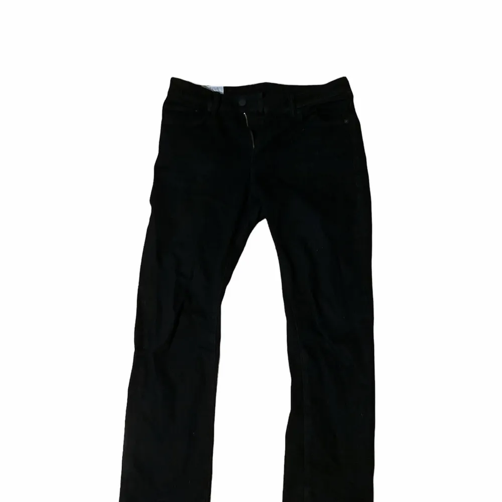 Svarta regular fit jeans som knappt använts. Jeans & Byxor.