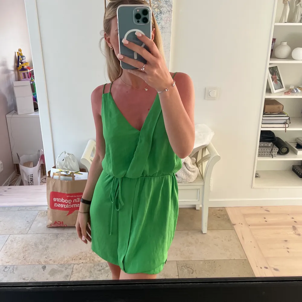 Intressekoll på min grön klänning från zara. Knappt använd. Jättefin till sommarn. Skriv för fler bilder. Klänningar.
