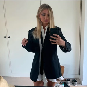 Skjortklänning vit - Vit skjortklänning med ballongärmar och volang. SUPERfin! Använd 1 gång (se bild). Snygg passform!! Lite unik av sitt slag