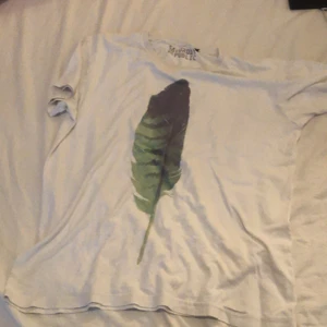 T-shirt  - Den passar bra på både könen köpt på ett fint märke suterday republik den är xs men passar på s och m också hör gärna av er.