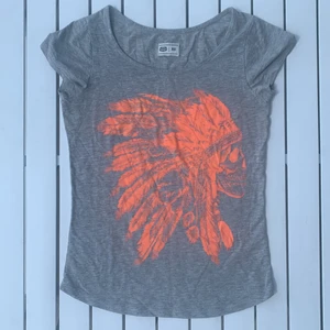 Crocker T-shirt XS - Skön T-shirt från crocker i stl XS med orange läckert tryck på framsidan. Använt fåtal gånger så är som ny