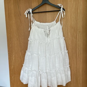 Vit midsommarklänning! Egensydd✨ - Vit sommarklänning som jag sydde till midsommar 2021. Endast använd då! Har flera lager i linne, går att justera enkelt med banden, passar därför alla storlekar. Får ett fint svall och är bekväm att röra sig i! Finns en video på min IG när jag syr den🌼🫶🏼