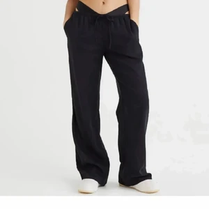 Lågmidjade Linnebyxor  - Säljer dessa så fina linnebyxor i storlek M. Byxorna är helt nya med prislappen kvar