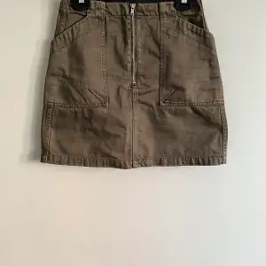 Khaki kjol från weekday storlek 36, sparsamt använd 