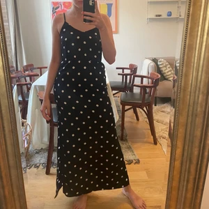 Prickig klänning - Säljer min prickiga klänning