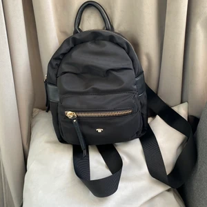 Minibag  - Super söt mini ryggsäck som jag har inte haft någon användning av. Väskan bär inga skador eller fläckar. Den är 30 cm lång och 24 cm bred och rymmer med mycket. Köpte den för 500kr cirka 2 år sen. 