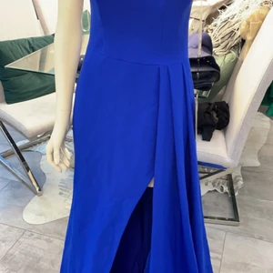 Festklänning storlek 36/38 - Helt nytt klänning i storlek 36/38 klarblå med så fina kristaller 