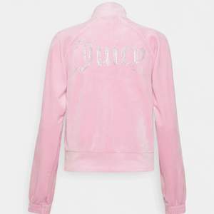 Så fin juicy couture rosa track jacka som är hur mysig som helst! Matchande byxor finns i profilen! Nypris: 1100kr, äkta beställningsvara🤍