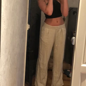 Linnebyxor - Beiga linnebyxor i stl s från Stockh LM. Superfint skick använda fåtal gånger förra sommar. Köpta för 799.Jag säljer för att dom tyvärr är för korta för mig som är ca 173💓