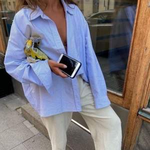 Blå och Vit Randig Ralph Lauren Skjorta. Superfint skick, passar oversized på en XXS/XS. Bästa Coverupen till stranden!❤️