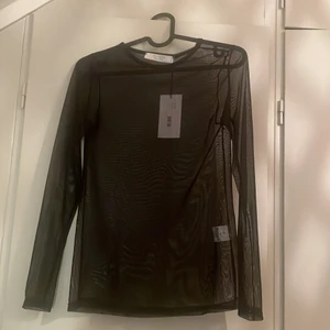 Ny meshtopp från Nelly (lappen kvar)  - Helt oanvänd topp i mesh från Sisters Point (köpt på Nelly, lappen kvar och oanvänd). Storlek S men den är som en xs. Figurnära modell med långa ärmar och rund halsringning, stretchigt material Kan mötas upp i Stockholm 🌸