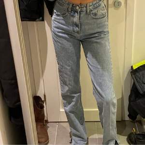 Fina jeans, köpta på Plick, men de passar tyvärr inte mig i midjan. Jag är 180 och de passar bra i längden, bra skick. (Lånad bild) 