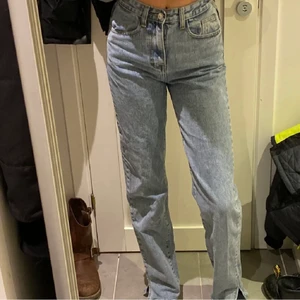 Jeans  - Fina jeans, köpta på Plick, men de passar tyvärr inte mig i midjan. Jag är 180 och de passar bra i längden, bra skick. (Lånad bild) 