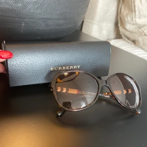 Burberry Solglasögon  - Fina solglasögon som jag inte längre använder, skriv för fler bilder. Kan gå ner i pris vid snabbt köp 😇