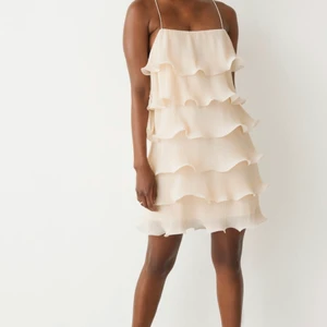 SÖKER - Söker denna klänning från &otherstories, i storlek 34-36