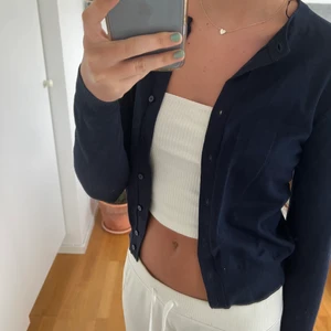 Kofta - Säljer denna jättesnygga koftan från M&S i storlek 38 (liten i strl). Använd en gång!! Säljer för 70+frakt💕 Hör av er om ni har frågor!