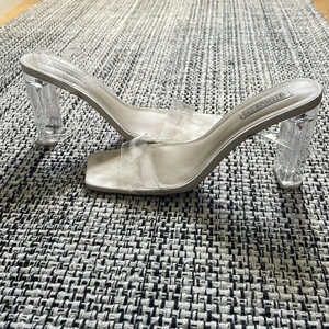 Genomskinliga klackskor  - Använt några gånger, men inget trasigt. 10cm klack