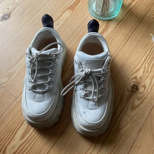 Angel Eytys Vita - Jag säljer mina vita angel eytys eftersom de inte längre kommer till användning! Älskar dessa skor men tror någon annan kan ha mer användning av de. Skorna kostar 2600 nypris och jag kan inte hitta de på hemsidan <33 (köpare står för frakt)