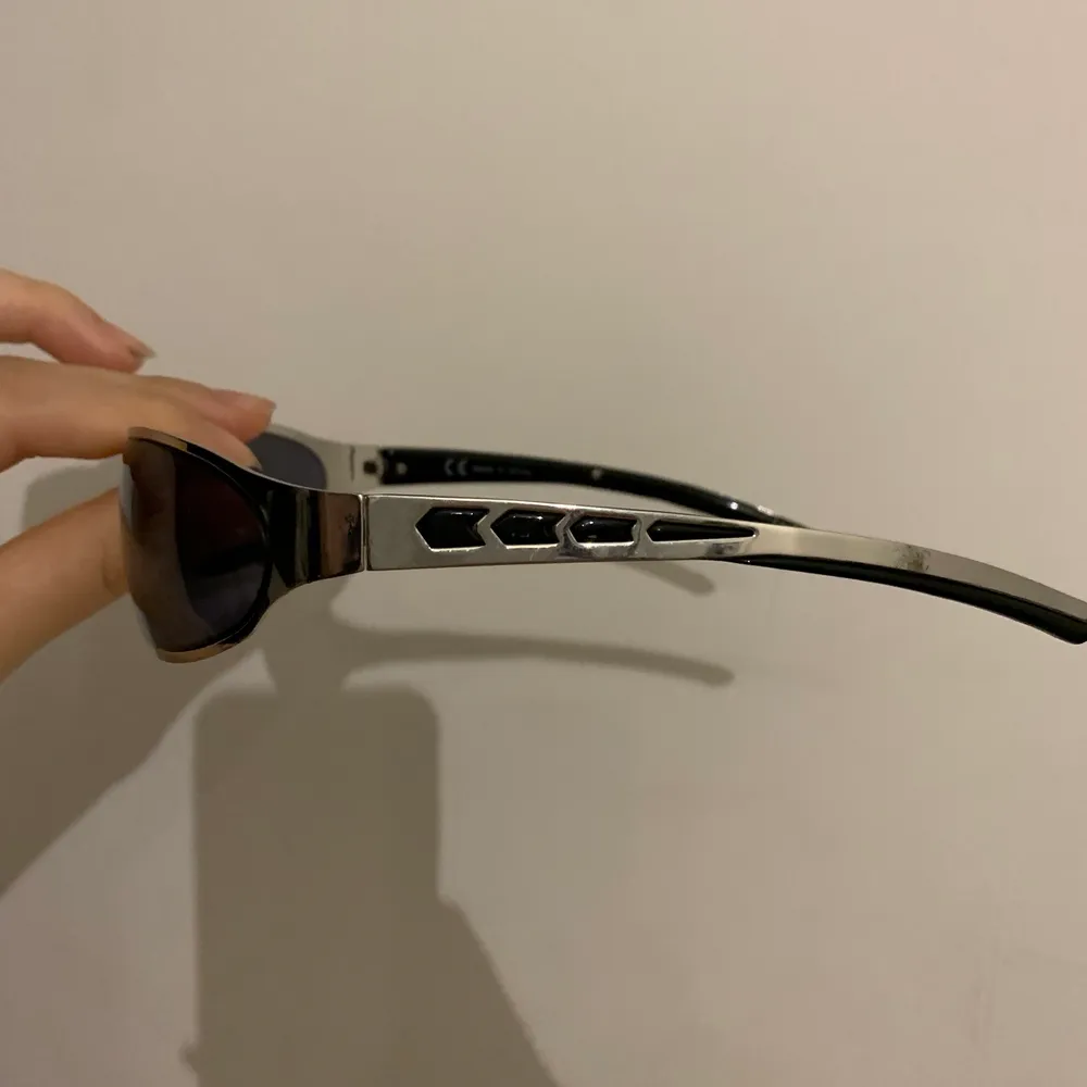 Silvriga snygga solglasögon som jag ba har använt ett par gånger skriv om intresse <3  . Accessoarer.
