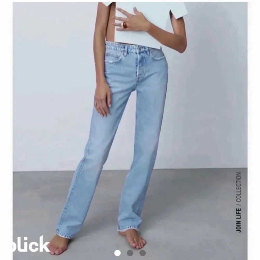 Säljer mina favorit zara jeans men som blivit lite för små, Skulle säga att dom passar bäst på dig som inte har så mycket mag fläsk så att säga😃 Fixar bättre bild innom kort🤙🏽 !!!Bud på 190!!. Jeans & Byxor.