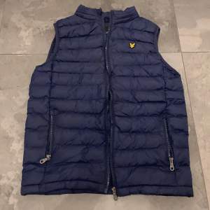 Säljer min Lyle scott väst för att den har blivit för liten  12-13 åringar