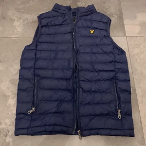 Lyle scott väst - Säljer min Lyle scott väst för att den har blivit för liten  12-13 åringar