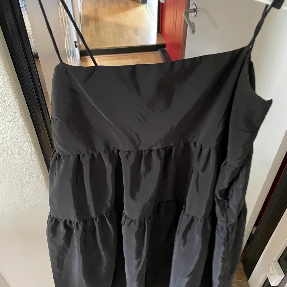 Snygg svart zara klänning, i mycket gott skick. Köpte den förra sommaren. Köparen står för frakten. Klänningar.