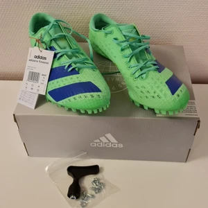 Helt Nya och grymma Adidas Adizero - Helt Nya och grymma Adidas Adizero Finesse spikskor (strlk 44) som säljes pga att de är riktigt stora på mig. Perfekta för allt från 60-400m även häck. 