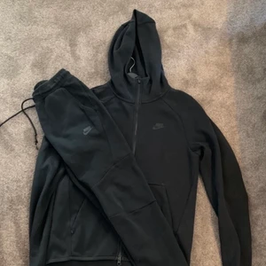 Nike Tech Fleece - Säljer Nike tech fleece  Allt jag säljer e helt nytt och kommer me kvittot Säljer andra färger om du är intresserad 
